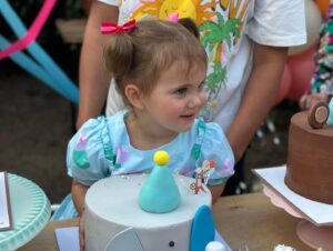 Müjgân Ferhan Şensoy Instagram - İyi ki doğdun güzel kızım, bu günü bizim için unutulmaz kılan @karavanconcept @karavankids @cutiecake.cafe @dreamup.balloons @lepetit.100 ve tüm misafirlerimiz, iyi ki varsınız! 🎈🌸💕
 #pera2yaşında #reklamdeğildir