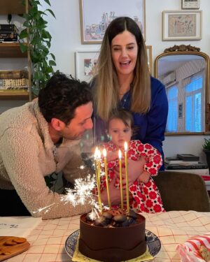 Müjgân Ferhan Şensoy Instagram - Hoş geldin 34, hoş geldin kızım için mumları 4 kere üflemek, hoş geldin anneyle pişti olunan yaşlar! 🥰❤️🎈