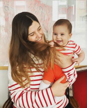Müjgân Ferhan Şensoy Instagram - Canım kızım iki yıldır her an hayatımıza ışık saçıyorsun. Bize yaşattığın tarifsiz duygular için sana teşekkür ederim. İyi ki bizim kızımızsın, senin annen olduğum için çok şanslıyım. İyi ki doğdun, iyi ki varsın Pera’m! 🌸💕🥰🌼🧿🧿🧿 #pera2yaşında
