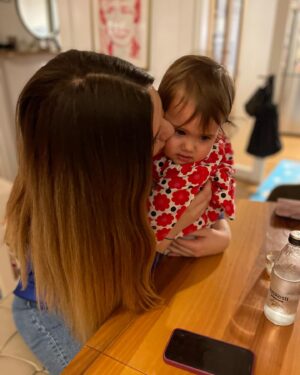 Müjgân Ferhan Şensoy Instagram - Hoş geldin 34, hoş geldin kızım için mumları 4 kere üflemek, hoş geldin anneyle pişti olunan yaşlar! 🥰❤️🎈