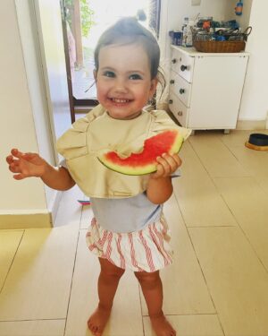Müjgân Ferhan Şensoy Instagram - Canım kızım iki yıldır her an hayatımıza ışık saçıyorsun. Bize yaşattığın tarifsiz duygular için sana teşekkür ederim. İyi ki bizim kızımızsın, senin annen olduğum için çok şanslıyım. İyi ki doğdun, iyi ki varsın Pera’m! 🌸💕🥰🌼🧿🧿🧿 #pera2yaşında