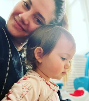 Müjgân Ferhan Şensoy Instagram - Fıskiyem 💕🌟☀️ #anneannesaçı 
@deryabaykal 💛