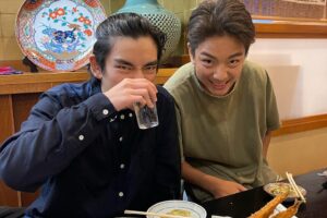 MINMI Instagram - happy16's birthday
長男キーの誕生日
離れてるけどいつも想ってるよ
音楽の話や生き方、考え方、
揉まれながらも流されず
自分の世界観を作ってる
本質を見抜く感覚や考え方から母は学ぶことが多いよ　
物凄いスピードで流行が変化していくけど"自分が好き"といえることを周りに流されずに大事にしていきたい
とまっすぐ言える高校一年生　素晴らしいよ
花の16歳　笑ったり笑えない日もあったり、
するだろうけどさ、めいっぱい今を生きれば大丈夫
必ずすべてうまくいく
どんな道を進もうが君が笑って生き生きしてることを
1番にいつも願っているよ！
間違い、失敗恐れずに、遠回りしても焦らずに
大好きなことを突き進んでね　応援してるよ
ハッピーバースデーkey 
愛してるよ〜🎂😘
mom

追伸
ケンカばっかだった三人兄弟
ですが、長男はすっかり弟や妹を可愛がってくれる優しいお兄ちゃんに。待ち受けに兄弟の写真をしてくれてるのは母としては最高のプレゼント。こんな日がくるんだよーって今ケンカまっただなかの子達を育ててるママさん達にはお知らせしたいよ♡

写真は千葉のフリーダムの後に泊まらせてもらった房総の海の目の前の
homie terrace 
MINMIファミリーでモデル
もさせてもらいました♪ 
家族で最高の思い出できた😊是非サイトも見てくださいね
@homie_terrace
@piyoresort_inc 

https://xs856271.xsrv.jp/homie-terrace_demo/
@take_masa1
@kyohei_009