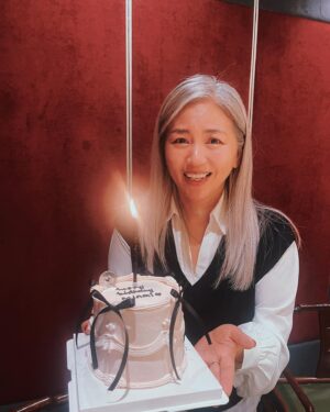 MINMI Instagram - 明日は誕生日、の前に
嬉しい報告をさせてください。
LAの素敵なレストランで週末ピアノを弾くお仕事を頂ける事になりました！！！
海外で働ける事、しかも音楽で働けるなんて嬉しくてたまらないです！

たまに今更バイト抵抗ない？と
聞かれますが、
いつでもゼロから挑戦して、それを楽しめるなんて、なんとカッコええんや！と
自分に惚れぼれしてますw

実際はつたない英語ですw
カッコ悪いですw
裸の心で挑戦したい日々です🎀

そして嬉しいもう一つ

中国、台湾出身のオーナーさん達らは「同じアジア人、兄弟だよ！共に頑張ろうね」といつも励まして、応援してくれて
サプライズでお祝いをしてくれました

大きな愛を感じて感動しています

ジョンレノンの♪イマジン　には

戦争のない世界を想像して
国の違いない世界を想像できるかい？と書かれてますが
JAPANプライド濃いめの私には
今日まであまり想像できませんでした

けれど世界で歌いたいという夢は、
きっと世界中に
わけへだてない愛を届けたいという想いがあってこそ。　

なので、大きな愛を知り
少し近づけた気がした今日です

12月8日はジョンレノンの命日と
MINMIの誕生日　

私を愛してくれてる
ファンのみんな、友人にも愛を贈らせてください　
私と同じ様に挑戦してる、挑戦してみたいとしてるみんな
全ての出来事が大成功につながります様に♡

＿＿＿＿＿＿＿＿＿＿information＿＿＿＿＿＿＿＿＿＿

ピアノを弾いてる場所🎹
@thewellesbourne 
10929 W Pico Blvd, Los Angeles, CA 90064 usa

Dec 16th 7:30 pm.to 9:30 pm 🎹✨
この日以降は帰国の為
1月13日から再開予定です

お祝いと食事を頂いた場所🍽
世界1と言えるほど美味しい中華料理でした！
@bistronasus 
9055 Las Tunas Dr #105, Temple City, CA 91780 アメリカ合衆国