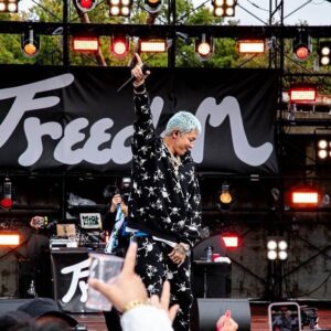 MINMI Instagram - エロガミクズ男❤️
仲間、自然、音楽、と散々ほざいてる私、ですが実は
t-Aceとは
（本人かわからない）
SNS上での会話を
交わしただけであった🙇‍♀️

数年前かな？
"freedomに是非出てみたい"
そんなツイートかなにかを見て（ご本人かは不明）t- Aceの名前がずっと頭の片隅にあった

redspiderジュニアがリンクしたと聞いてから、仲間の仲間、きっとvibesあうはずだろう、と今回初めて出演オファーをさせてもらった

開催前にどうしても会話したくて連絡先を教えてもらった。
けれど、忙しいよな、とか、
相手のタイミングを考えると、遠慮というなの意気地なしで
時間ばかり過ぎてしまった。

前日リハーサル
"やっと話せました！"
というとだいぶ笑われた

しかも初対面なのに
なぜかその日に初対面の動画チームがこっそりその場面を影から撮影していたもんで、
出会いがしらは最悪😱

"え、なに、これ
盗撮されてるの？"
みたいになって。。。😭

"いや、違うんです、これは...
すみません、盗撮です🙇‍♀️''
（私も知らんわ泣きたい😭）

という、よくわからん
事態から始まる
ヒヤヒヤアセアセな
出逢いでした💦

それが前日👆

まぁそんなドジで間抜けな
MINMIとチームごとを
笑ってくれた
やさし神✨🙏🥹

迎えた本番当日

晴れ神と名乗るだけあって
ステージは見事に晴れた！

エロ女神クズ女として紹介させてもらった
t-Aceのステージ
空は彼を一滴足りとも
濡らさなかった
もちろん女性はビショ濡れw
😌

歌は知ってたが
エロ神クズ男はやはり
生がイイ、
そう思った

クズぶりが最高すぎて
救われる　好きになる

その魅力を
巧妙に書けば書くほど
嘘っぽくなる気がして
レポートはうまく書きたくない

けど、あえて知ってもらいたい　
この気持ちを表現するなら

人目や常識、頑張る姿
憧れ、カッコいいこと
勝ち、偏差値、学歴、モテ

全部なかったって
いいんだぜ！！！

失うことなんてなんも怖くない
カッコつけなくても最高！
人生最高！

そんな最強のハッピーを
届けてくれてる感じがしたんだ
♡

最低で最高の
アーティストに
また出逢えました

ありがとう　‼️
t-Ace ことエロ神クズオ　‼️
