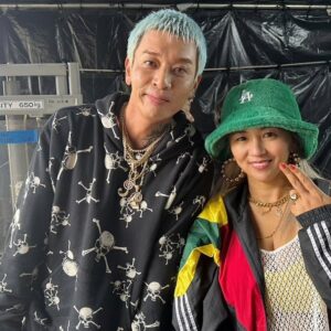 MINMI Instagram - エロガミクズ男❤️
仲間、自然、音楽、と散々ほざいてる私、ですが実は
t-Aceとは
（本人かわからない）
SNS上での会話を
交わしただけであった🙇‍♀️

数年前かな？
"freedomに是非出てみたい"
そんなツイートかなにかを見て（ご本人かは不明）t- Aceの名前がずっと頭の片隅にあった

redspiderジュニアがリンクしたと聞いてから、仲間の仲間、きっとvibesあうはずだろう、と今回初めて出演オファーをさせてもらった

開催前にどうしても会話したくて連絡先を教えてもらった。
けれど、忙しいよな、とか、
相手のタイミングを考えると、遠慮というなの意気地なしで
時間ばかり過ぎてしまった。

前日リハーサル
"やっと話せました！"
というとだいぶ笑われた

しかも初対面なのに
なぜかその日に初対面の動画チームがこっそりその場面を影から撮影していたもんで、
出会いがしらは最悪😱

"え、なに、これ
盗撮されてるの？"
みたいになって。。。😭

"いや、違うんです、これは...
すみません、盗撮です🙇‍♀️''
（私も知らんわ泣きたい😭）

という、よくわからん
事態から始まる
ヒヤヒヤアセアセな
出逢いでした💦

それが前日👆

まぁそんなドジで間抜けな
MINMIとチームごとを
笑ってくれた
やさし神✨🙏🥹

迎えた本番当日

晴れ神と名乗るだけあって
ステージは見事に晴れた！

エロ女神クズ女として紹介させてもらった
t-Aceのステージ
空は彼を一滴足りとも
濡らさなかった
もちろん女性はビショ濡れw
😌

歌は知ってたが
エロ神クズ男はやはり
生がイイ、
そう思った

クズぶりが最高すぎて
救われる　好きになる

その魅力を
巧妙に書けば書くほど
嘘っぽくなる気がして
レポートはうまく書きたくない

けど、あえて知ってもらいたい　
この気持ちを表現するなら

人目や常識、頑張る姿
憧れ、カッコいいこと
勝ち、偏差値、学歴、モテ

全部なかったって
いいんだぜ！！！

失うことなんてなんも怖くない
カッコつけなくても最高！
人生最高！

そんな最強のハッピーを
届けてくれてる感じがしたんだ
♡

最低で最高の
アーティストに
また出逢えました

ありがとう　‼️
t-Ace ことエロ神クズオ　‼️