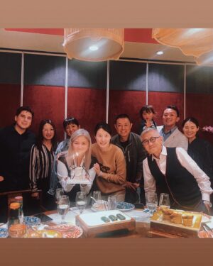 MINMI Instagram - 明日は誕生日、の前に
嬉しい報告をさせてください。
LAの素敵なレストランで週末ピアノを弾くお仕事を頂ける事になりました！！！
海外で働ける事、しかも音楽で働けるなんて嬉しくてたまらないです！

たまに今更バイト抵抗ない？と
聞かれますが、
いつでもゼロから挑戦して、それを楽しめるなんて、なんとカッコええんや！と
自分に惚れぼれしてますw

実際はつたない英語ですw
カッコ悪いですw
裸の心で挑戦したい日々です🎀

そして嬉しいもう一つ

中国、台湾出身のオーナーさん達らは「同じアジア人、兄弟だよ！共に頑張ろうね」といつも励まして、応援してくれて
サプライズでお祝いをしてくれました

大きな愛を感じて感動しています

ジョンレノンの♪イマジン　には

戦争のない世界を想像して
国の違いない世界を想像できるかい？と書かれてますが
JAPANプライド濃いめの私には
今日まであまり想像できませんでした

けれど世界で歌いたいという夢は、
きっと世界中に
わけへだてない愛を届けたいという想いがあってこそ。　

なので、大きな愛を知り
少し近づけた気がした今日です

12月8日はジョンレノンの命日と
MINMIの誕生日　

私を愛してくれてる
ファンのみんな、友人にも愛を贈らせてください　
私と同じ様に挑戦してる、挑戦してみたいとしてるみんな
全ての出来事が大成功につながります様に♡

＿＿＿＿＿＿＿＿＿＿information＿＿＿＿＿＿＿＿＿＿

ピアノを弾いてる場所🎹
@thewellesbourne 
10929 W Pico Blvd, Los Angeles, CA 90064 usa

Dec 16th 7:30 pm.to 9:30 pm 🎹✨
この日以降は帰国の為
1月13日から再開予定です

お祝いと食事を頂いた場所🍽
世界1と言えるほど美味しい中華料理でした！
@bistronasus 
9055 Las Tunas Dr #105, Temple City, CA 91780 アメリカ合衆国