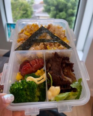 MINMI Instagram - 最後のお弁当🍙くらいは好きなもん尽くしで♪と
アイくんリクエストチャーハン弁当作ったよ
クラスメイトにシェアしてあげて、とても人気らしい♪
（マカさんはソボロでできたクマさん🐻弁当）
ところが、この日卒業式の練習で弁当いらないかも。
となり、そこに現れたお友達が届けてあげる、って
計らってくれた。しかし、結局、先生に却下されお弁当は職員室行き食べてもらえなかった　涙

実はアイくんは今日でミドルスクール卒業　
アメリカ生活も一旦、卒業　遠距離親子になります
最後のお弁当は大好きなもので、なんてはりきったら
このオチ、、、
子育てで学ばされる事は、いつも
"思い通りにならんね"  だ　ウチだけ？笑

でも、沢山お弁当作ったなぁ
見栄えは茶色だったけどw 母の味
おぼえてて欲しいなぁ