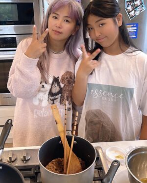 MINMI Instagram - 最後のお弁当🍙くらいは好きなもん尽くしで♪と
アイくんリクエストチャーハン弁当作ったよ
クラスメイトにシェアしてあげて、とても人気らしい♪
（マカさんはソボロでできたクマさん🐻弁当）
ところが、この日卒業式の練習で弁当いらないかも。
となり、そこに現れたお友達が届けてあげる、って
計らってくれた。しかし、結局、先生に却下されお弁当は職員室行き食べてもらえなかった　涙

実はアイくんは今日でミドルスクール卒業　
アメリカ生活も一旦、卒業　遠距離親子になります
最後のお弁当は大好きなもので、なんてはりきったら
このオチ、、、
子育てで学ばされる事は、いつも
"思い通りにならんね"  だ　ウチだけ？笑

でも、沢山お弁当作ったなぁ
見栄えは茶色だったけどw 母の味
おぼえてて欲しいなぁ