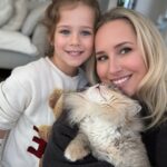 Maïka Desnoyers Instagram - Pour moi, le jour de Pâques est aussi le moment du renouveau au niveau personnel et spirituel. On fait souvent nos buts pour la nouvelle année, mais Pâques est aussi le moment idéal. Si Jésus a pu ressusciter, vous pouvez aussi laisser derrière vous ce que vous n’aimiez pas pour laisser renaître un nouveau vous. Le négatif derrière, le positif maintenant. Bon début de semaine 🩷 Maquillage: @joanieleclerc