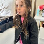 Maïka Desnoyers Instagram - Son premier veston de cuir 😍