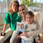 Maïka Desnoyers Instagram - J’ai reçu les premiers exemplaires de mon deuxième livre S’AIMER À TEMPS PLEIN. Vous dire à quel point j’en reviens toujours pas. Moi la ptite fille de la campagne, j’ai écris deux livres… Il sera en vente partout en librairie dès le 22 avril 2024. Vous pouvez aussi allez sur le site web de @fauvecollection pour l’acheter. ♥️