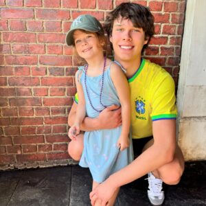 Maïka Desnoyers Instagram - Universal, ça été un plaisir de te revoir pendant 2 jours!! 

Constat de nos 2 jours à @universalorlando d
- Anna est une machine de guerre qui fait TOUS les manèges
- Livia est patiente ça aucun sens
- Hayden et Eliott aiment mieux faire le party quand y a de la musique que de faire des manèges.. hein @hayden_latendresse 🤣

Je me couche carrément épuisée, mais aussi carrément heureuse.