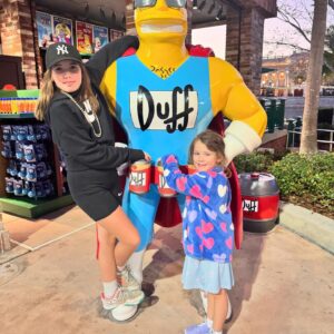 Maïka Desnoyers Instagram - Universal, ça été un plaisir de te revoir pendant 2 jours!! 

Constat de nos 2 jours à @universalorlando d
- Anna est une machine de guerre qui fait TOUS les manèges
- Livia est patiente ça aucun sens
- Hayden et Eliott aiment mieux faire le party quand y a de la musique que de faire des manèges.. hein @hayden_latendresse 🤣

Je me couche carrément épuisée, mais aussi carrément heureuse.
