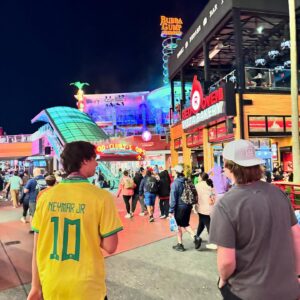 Maïka Desnoyers Instagram - Universal, ça été un plaisir de te revoir pendant 2 jours!! 

Constat de nos 2 jours à @universalorlando d
- Anna est une machine de guerre qui fait TOUS les manèges
- Livia est patiente ça aucun sens
- Hayden et Eliott aiment mieux faire le party quand y a de la musique que de faire des manèges.. hein @hayden_latendresse 🤣

Je me couche carrément épuisée, mais aussi carrément heureuse.