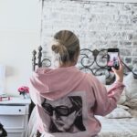 Maïka Desnoyers Instagram - Cette veste d’une designer d’ici que j’aime tellement @mlle_earth !! Les détails au niveau des boutons, Le dos avec un portait d’une artiste d’ici @annlocreations …tout est parfait 😮‍💨🫶🏻🩷
