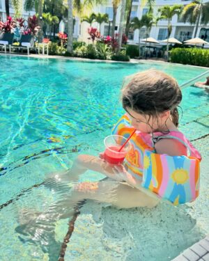 Maïka Desnoyers Instagram - Petit récapitulatif de notre avant dernière journée.

☀️Piscine une bonne partie de la journée
⭐️Petite virée au Nike Outlet à côté de l’hôtel… les prix sont VRAIMENT compétitifs!!
🩷 On est retourné manger une pizza dans le village de Celebration ( chez Upper Crust )
🍦 On a terminé la soirée par une bonne crème glacée chez Kilwins 

6e journée de bonheur au paradis!