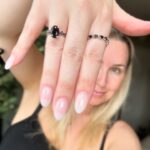Maïka Desnoyers Instagram - Ma ptite face fière de la nouvelle collection de bijoux BLK chez @fauvecollection 🖤