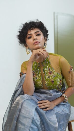 Maalavika Sundar Instagram - My most fav look from the series ♥️ so much love to my dearest Rudssssss for being amazing… lots of love to the entire team ♥️

Outfit : @maliboo_bridalwear 
Saree draping and Hair do : @style_with_anbu 
Make up : @subsartistry 
📷 : @akilesh.chelvan 
Jewellery : @cloverzindia 

@anirudh.sriknth 
@hannah.glory 
@thebistrograph 
@deserthawk_dh 
@stylenart
