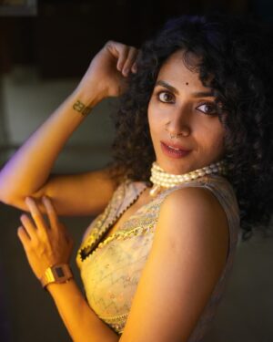 Maalavika Sundar Instagram - Heyyyyyyy !!!!

Loved collaborating with @bandananarulaofficial ♥️ you guys have a fantastic collection … lots of love 🧡 

@manish_ravie killer pictures da … Vera maari ♥️♥️

Thank you @beingroofa for putting this together for me… you are amazing ♥️

#onlylove