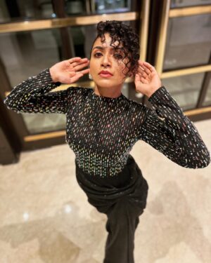 Maalavika Sundar Instagram - You got it, you flaunt it baby 🖤

My love to @harshitha_pragathi @wearhash @wanitaz_artistry and Ganesh for making me look like a boss lady… You have no clue how I felt on stage … Gonna keep trying more like this .. I love you guys ♥️

📷 : who else can take better pictures than the one and only Nithuuuuu ♥️ @_nithyashree … 

#maalavikasundar #fashion #style #onlylove