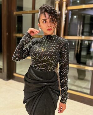 Maalavika Sundar Instagram - You got it, you flaunt it baby 🖤

My love to @harshitha_pragathi @wearhash @wanitaz_artistry and Ganesh for making me look like a boss lady… You have no clue how I felt on stage … Gonna keep trying more like this .. I love you guys ♥️

📷 : who else can take better pictures than the one and only Nithuuuuu ♥️ @_nithyashree … 

#maalavikasundar #fashion #style #onlylove