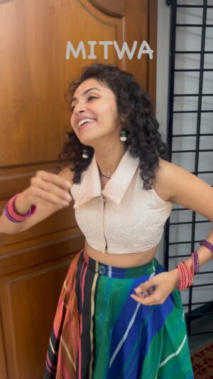 Maalavika Sundar Instagram - Erakkifying country’s lover boy @iamsrk ‘s and the ever gorgeous Rani Mukherjee’s “Mitwa” in our Love Series. This composition has been composed my fav @shankarehsaanloy ♥️ and I had so much fun doing this for you. How have you been celebrating the valentine month ??? 

Drop in your fav numbers and I shall dedicate them to your loved ones ♥️♥️♥️

#maalavikasundar #shahrukhkhan #kingkhan #love #romance #valentines