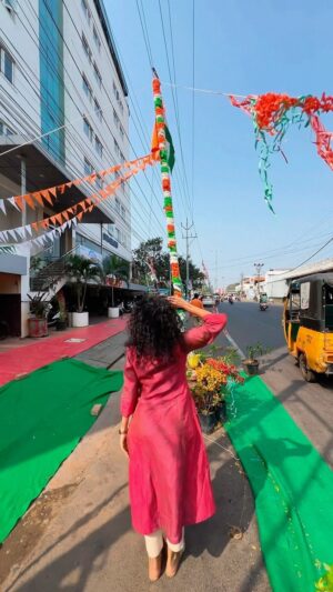 Maalavika Sundar Instagram - Happy Happy Republic Day 🇮🇳 
Vidudhalai venuma muttaaalaa nee iru…… 
Indha arpudhamaana varigalai thandha @rseanroldan ku nandriiiiii ♥️♥️♥️🙏🏾

Thanks da @akilesh.chelvan for filming this 😬😬❤️❤️❤️

#jaihind #india #republicday #onlylove #befree