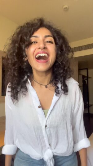 Maalavika Sundar Instagram - Helloooooo my beautiful beautiful Fam… it’s the month of love and let’s celebrate it with some amazing songs… starting the “Love Series” with @arrahman sir’s Adiyeeeee… I am a fan of this composition and I have tried my bit on this. Love to the amazing @sidsriram and @roe_vincent ♥️♥️

I hope you all love this and send in ur fav ones… let’s try and make this month super duper lovey dovey 😬😬☺️☺️♥️♥️♥️ 

#maalavikasundar #love #romance #valentines #onlylove