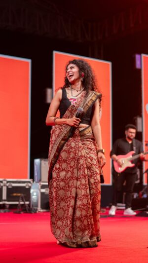 Maalavika Sundar Instagram - Ellaarun konjam Carnatic swaram try pannalaamaaaaaa :)))))
Throw back to a fantastic show for the Swiggy Food festival organised by the one and only @themadrascommune 😬😬😬😬♥️♥️

Much love to @nonviolinistproject for the amazing support ♥️ 
And my dear dear audience, my fam… what will I do without you.. thank you for making every minute worth while … I love you the most ♥️♥️♥️ 

🎥and edit: @manish_ravie ❤️
#maalavikasundarlive #swiggyfoodfestival #kuzhu