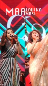 Maalavika Sundar Instagram - One pattaassss performance with the Uber talented @maanasi.k for our dear Srilanka Makkal ♥️♥️ Love to @musicsanthosh Anna and @dhee___ for the kick ass song. We had soooooo much fun performing this ♥️♥️♥️ Music arrangement and production by @smithasher.mp3 . Do check out his amazing work and send him ur love ♥️ 📸 : my very dear crazily talented chella kutti brother @manish_ravie ♥️ Love to @themadrascommune @kuzhu__ @kashtagramm for organising some crazy concerts . Full power up guys . I love you ♥️♥️♥️♥️ Let us know how u liked our performance 😬😬☺️☺️ Only love ♥️ #super4 #performance #fun #gig