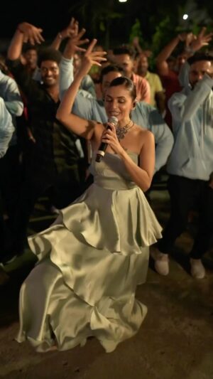 Maalavika Sundar Instagram - When your audience takes the performance to a whole new level…Yaarya neengalaam. I want you guys in all my concerts ♥️♥️♥️ Oh what an evening it was… thank you Standard Chartered GBS for the love and crazy energy. You truly made this super special for us. You guys have my heart and I love you all soooooooooo much . Muahhhhh ♥️♥️♥️♥️♥️

@manish_ravie thanks for capturing this da ♥️ you are amazing and I owe you a big treat for this one ♥️

Thank you @arrahman sir for this absolute gem of a composition. We singers are truly blessed ♥️🙏🏾 no concert will pass without this. Forever grateful ♥️

Styling : @harshitha_pragathi 
Make up and hair : @jaymakeup_artistrychennai and Veda 

#maalavikasundar #maalavikasundarlive #onlylove #eveningtoremember