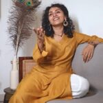 Maalavika Sundar Instagram - Calling it the CAPTAIN SERIES ♥️🙏🏾 Tribute to our dearestttt Captain Vijayakanth ♥️ learning and singing these absolute gems has given me absolute joy and I hope you like them. Let me know if you have any fav captain song, I would love to add them to this series. Love you Captain ♥️🙏🏾 Hope you’re having a good time there ♥️ 📸 : @akilesh.chelvan ♥️ thanks da ♥️ #maalavikasundar #vijayakanth #captainvijaykanth #captainseries #onlylove