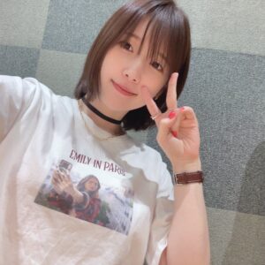 Maaya Uchida Instagram - 今日はFCライブのリハをしてきたよー🎙

あせだくです。笑
今日はリハーサルだから動きやすいＴシャツきたけど...
それ以上に暑かったー！🔥

今回は厚着は推奨しません！！笑
期待しててね！！

今日は！
内田真礼アーティストデビュー9周年！おめでとうの日ですね！

創傷イノセンスから、9年。
早いですねぇ

きっとまた一年早いんだと思うけど
今年も走ってくよー！
約束がいっぱいあって、嬉しい限りです。

とりあえず、来週はなかのZEROで会いましょう！✨✨

わくっわくっ！！！