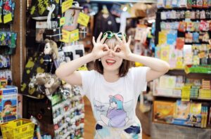 Maaya Uchida Instagram - 内田真礼×ヴィレッジヴァンガードコラボ、
『CHANCE MAKER』

この服を着ているとき、チャンスをつかむことができますように！
そんな思いを込めて作りました。
Tシャツや、パーカー、
缶バッチなどなど🌸

色々とあります♡
よろしくお願いします！♪