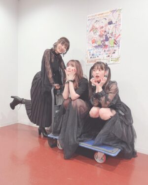 Maaya Uchida Instagram - 京アニフェス！

ぜーんぶ、楽しかったぁ！

中二病でも恋がしたい!って、実はブラックレーゾンデートルではライブをあまり経験してなくて、今回も集まって踊ってうたうって、とっても久しぶりだったんです。

だ！け！ど！

我ら、幾星霜の時をこえ、
再び邂逅！！､､､したのである。

本番ZAQちゃんのうたをきいて、感動して、、😢ステージにでて、思いを込めて二曲をうたってきました。
いろいろがつながって、奇跡みたいでした。

あずみんも、次はいっしょにでたいねぇぇ！

きっと、このメンバーはずっと大好きでズットモなんだなぁと改めて思ったのでした。

そして、このフェスを開催されたこと。
満員のお客様の前で、それぞれのアニメを背負ってステージに立てたこと。
多くの愛を感じながらのステージでした。
本当に、感謝でいっぱいです！

それと。
またわたしには、ひとつ夢ができました！

中二病でも恋がしたい！のイベントをやりたい！！

まだうたってない曲もたくさんあるし、思い出もたくさんたくさ〜〜んあるしね、なにより、来年10周年をむかえるんですって。

それをなにかしらのかたちで、みんなでお祝いできたらいいな。

そんなふうに思いました。

また、会える日を、
楽しみにしています！！

なんか、珍しくばーっと書いちゃいましたが、そのくらいおもいがとめどなく溢れてるってことで、、変な文章でもゆるしてね。

たくさんの愛を眼帯にこめて。

小鳥遊六花役　内田真礼