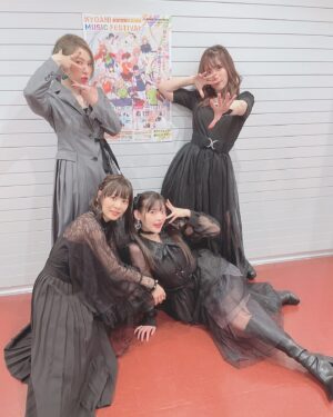Maaya Uchida Instagram - 京アニフェス！

ぜーんぶ、楽しかったぁ！

中二病でも恋がしたい!って、実はブラックレーゾンデートルではライブをあまり経験してなくて、今回も集まって踊ってうたうって、とっても久しぶりだったんです。

だ！け！ど！

我ら、幾星霜の時をこえ、
再び邂逅！！､､､したのである。

本番ZAQちゃんのうたをきいて、感動して、、😢ステージにでて、思いを込めて二曲をうたってきました。
いろいろがつながって、奇跡みたいでした。

あずみんも、次はいっしょにでたいねぇぇ！

きっと、このメンバーはずっと大好きでズットモなんだなぁと改めて思ったのでした。

そして、このフェスを開催されたこと。
満員のお客様の前で、それぞれのアニメを背負ってステージに立てたこと。
多くの愛を感じながらのステージでした。
本当に、感謝でいっぱいです！

それと。
またわたしには、ひとつ夢ができました！

中二病でも恋がしたい！のイベントをやりたい！！

まだうたってない曲もたくさんあるし、思い出もたくさんたくさ〜〜んあるしね、なにより、来年10周年をむかえるんですって。

それをなにかしらのかたちで、みんなでお祝いできたらいいな。

そんなふうに思いました。

また、会える日を、
楽しみにしています！！

なんか、珍しくばーっと書いちゃいましたが、そのくらいおもいがとめどなく溢れてるってことで、、変な文章でもゆるしてね。

たくさんの愛を眼帯にこめて。

小鳥遊六花役　内田真礼