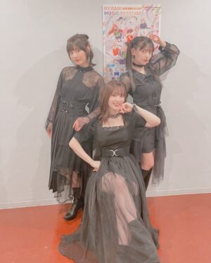 Maaya Uchida Instagram - 京アニフェス！

ぜーんぶ、楽しかったぁ！

中二病でも恋がしたい!って、実はブラックレーゾンデートルではライブをあまり経験してなくて、今回も集まって踊ってうたうって、とっても久しぶりだったんです。

だ！け！ど！

我ら、幾星霜の時をこえ、
再び邂逅！！､､､したのである。

本番ZAQちゃんのうたをきいて、感動して、、😢ステージにでて、思いを込めて二曲をうたってきました。
いろいろがつながって、奇跡みたいでした。

あずみんも、次はいっしょにでたいねぇぇ！

きっと、このメンバーはずっと大好きでズットモなんだなぁと改めて思ったのでした。

そして、このフェスを開催されたこと。
満員のお客様の前で、それぞれのアニメを背負ってステージに立てたこと。
多くの愛を感じながらのステージでした。
本当に、感謝でいっぱいです！

それと。
またわたしには、ひとつ夢ができました！

中二病でも恋がしたい！のイベントをやりたい！！

まだうたってない曲もたくさんあるし、思い出もたくさんたくさ〜〜んあるしね、なにより、来年10周年をむかえるんですって。

それをなにかしらのかたちで、みんなでお祝いできたらいいな。

そんなふうに思いました。

また、会える日を、
楽しみにしています！！

なんか、珍しくばーっと書いちゃいましたが、そのくらいおもいがとめどなく溢れてるってことで、、変な文章でもゆるしてね。

たくさんの愛を眼帯にこめて。

小鳥遊六花役　内田真礼