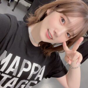 Maaya Uchida Instagram - 今日はMAPPASTAGE2023!!!! ありがとうございました！ 『とんでもスキルで異世界放浪メシ』ステージに出演してきましたよー！ いやはや、みんなでお揃いのTシャツを着るっていいよね。 チーム感ある！！ 裏でファイちゃんと会えたのでちょこっとおはなししたりして、チェンソーマンチームの鼓動を感じれたのが嬉しかったりしました🌷 とんスキは、なんとオープニングもエンディングも曲が聴けるっていうありがたやー✨✨なステージだったので、裏でノリノリでした♬ ムコーダキッチンの、シチュー本当に美味しかった、、、、、 ムコーダキッチン家でもやってもらいたいものです🏡 そのあと、シチューをもう一杯食べたいきもちを抑えつつ.. Zepp Hanedaで開催された 結束バンド-恒星-を見てきました。 おねーちゃんとしては現地でどうしても見たい気持ちで参加させていただいたのですが あっという間の2時間で、ほんとみんなのパワーーーーーがすごくて、感動したーー😭 最高の夜です。 劇場版総集編も決まりましたしたね！ 映画館で見るの楽しみだぁ。 とても良い日だったのでお腹がすいています。 まだ..シチューあるかなぁ。笑
