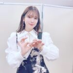 Maaya Uchida Instagram - 本日はジャンフェスにお邪魔しましたよ！ 魔都精兵のスレイブステージに登壇してきました🌸 久しぶりの有観客のジャンフェスは、お客さまの熱気がすごくて、楽しかったなぁ☺️ わたくし、出雲天花を演じることがすでに発表されていましたが！ 今回新しく、エンディングの曲を歌うことが発表されました！！！ なんと！サプライズです！🙌 みなさん、2023年の放送をお楽しみに！ 天花さんに早く会いたい〜〜 PVも公開されたので見てみてね☺️🧡 天花もちょっとしゃべってます！