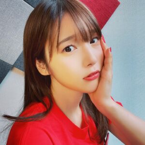 Maaya Uchida Instagram - 本日はきゃにめ10周年で
オープニングセレモニーにちょこっと出演してきました！
いっぱい作品に携わらせて頂いているので、嬉しくてhappyな気持ちです🌺
10周年おめでとうございます！！

かっこつけまあやを貼っておきます♡

あと余談ですが、今日はTシャツの色を選べるシステムだったので、福岡にエールを送る気持ちで赤いTシャツにしてみました。
福岡にいきたいなぁ！
鷹の祭典のユニ欲しいな〜
モイちゃん帰ってきて嬉しいな〜
がんばれホークス！