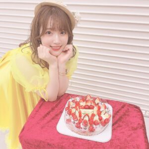 Maaya Uchida Instagram - 2022年4月23日は
第4回フアンクラブイベント！
そして、
内田真礼アーティストデビュー8周年の記念日でした✨

1枚目　サプライズで、ケーキでお祝いしていただき嬉しい😊🧡さくらんぼたっぷりなんだよ！！美味しかった〜！

2枚目　🍰を、MAAYABANDと囲むおしゃしん。みんな、昭和スタイルが似合っている！！それぞれ個性が溢れてて、よき！
いまじゅんに、似合ってるね！って言ったら『それは褒めてるの？！喜んでいいのかわかんないなぁ😂』って言われたけど笑

3枚目　🍰💓

4枚目　当店自慢のオムライスです🧡
（リハの時に、そんなトークをしていたら数量限定で用意してくれたオムライス💓愛！！
ちなみに夜のホットミールは、数量限定オムライスと、カレーとロコモコでした！わたしはカレーをチョイス）

5枚目　こちら、純喫茶の看板娘スタイル！
この衣装、お気に入り🤍めちゃ似合うと好評でした〜♪
そして！アビオットさんとのコラボで内田真礼モデルなイヤホン発売するので、チェックよろしくだよ〜😊

6枚目　昭和キラキラアイドル衣装作っていただきました🌟リボンとお帽子の2種ヘッドアクセがあったので、昼と夜で変えてみたよ❣️

というわけで、たくさんのこだわりを詰め込んだファンクラブライブとなりました！
ゲームも、格付けも、ライブも、楽しかったなぁ〜☺️

思い出更新❣️😆🌈

エージェントチェリー🍒