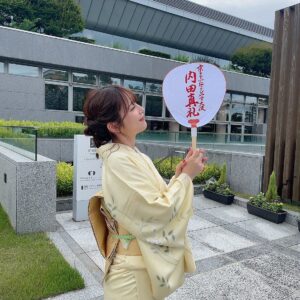 Maaya Uchida Instagram - 京都国際マンガ・アニメフェア2022
『京まふ　2022』
2年連続で、おこしやす大使をつとめさせていただきました！

楽しみにしてた京まふ♡
一年ぶりにきた京都は、美しくて、
あたたかくて、美味しくて、楽しくて。
やっぱり大好きだなぁと実感しました。

オープニングステージでは京都とこれからの『文化の未来』のお話を聞きながら、
自分の関わらせていただいている、アニメーションや、大好きな日本文化をより大切にしていきたい思いを深め、

ものづくりアワードでは、
クリエイターの方々の真摯な気持ちに胸を打たれ、

ミニトークショーで、
ファンの皆さんと会ってほっこりし、

京都国際マンガミュージアムでは、
漫画の素晴らしさを体感し、
館内放送をさせていただいたことでとても楽しむことができました。
大乙嫁語り展も、森先生の原画が素晴らしくて見入ってしまったなぁ、、、。

まるっと京都な1日でしたが
まだまだ見足りない！

またゆっくり来て、観光もしたいなと思います。

明日は福山潤さんにバトンタッチして、
まだまだ京まふは盛り上がって参りますよ！
潤さん、着物似合いますよねぇ。お会いしたかった！

ぜひ、心ゆくまで楽しんでいってくださいね！🌟