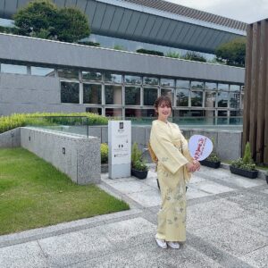 Maaya Uchida Instagram - 京都国際マンガ・アニメフェア2022
『京まふ　2022』
2年連続で、おこしやす大使をつとめさせていただきました！

楽しみにしてた京まふ♡
一年ぶりにきた京都は、美しくて、
あたたかくて、美味しくて、楽しくて。
やっぱり大好きだなぁと実感しました。

オープニングステージでは京都とこれからの『文化の未来』のお話を聞きながら、
自分の関わらせていただいている、アニメーションや、大好きな日本文化をより大切にしていきたい思いを深め、

ものづくりアワードでは、
クリエイターの方々の真摯な気持ちに胸を打たれ、

ミニトークショーで、
ファンの皆さんと会ってほっこりし、

京都国際マンガミュージアムでは、
漫画の素晴らしさを体感し、
館内放送をさせていただいたことでとても楽しむことができました。
大乙嫁語り展も、森先生の原画が素晴らしくて見入ってしまったなぁ、、、。

まるっと京都な1日でしたが
まだまだ見足りない！

またゆっくり来て、観光もしたいなと思います。

明日は福山潤さんにバトンタッチして、
まだまだ京まふは盛り上がって参りますよ！
潤さん、着物似合いますよねぇ。お会いしたかった！

ぜひ、心ゆくまで楽しんでいってくださいね！🌟