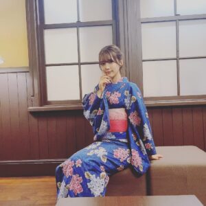 Maaya Uchida Instagram - 京都国際マンガ・アニメフェア2022
『京まふ　2022』
2年連続で、おこしやす大使をつとめさせていただきました！

楽しみにしてた京まふ♡
一年ぶりにきた京都は、美しくて、
あたたかくて、美味しくて、楽しくて。
やっぱり大好きだなぁと実感しました。

オープニングステージでは京都とこれからの『文化の未来』のお話を聞きながら、
自分の関わらせていただいている、アニメーションや、大好きな日本文化をより大切にしていきたい思いを深め、

ものづくりアワードでは、
クリエイターの方々の真摯な気持ちに胸を打たれ、

ミニトークショーで、
ファンの皆さんと会ってほっこりし、

京都国際マンガミュージアムでは、
漫画の素晴らしさを体感し、
館内放送をさせていただいたことでとても楽しむことができました。
大乙嫁語り展も、森先生の原画が素晴らしくて見入ってしまったなぁ、、、。

まるっと京都な1日でしたが
まだまだ見足りない！

またゆっくり来て、観光もしたいなと思います。

明日は福山潤さんにバトンタッチして、
まだまだ京まふは盛り上がって参りますよ！
潤さん、着物似合いますよねぇ。お会いしたかった！

ぜひ、心ゆくまで楽しんでいってくださいね！🌟