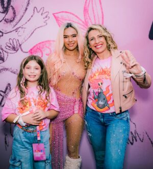 Macarena Tondreau Instagram - Una noche redondita. @karolg una tremenda artista! La producción perfecta. Como siempre orgullosa de @alfalonxo y @bizarrolivecl @gianpierosampieri La Celeste y su amiguita Ame no pararon de cantar y de gritar, estaban felices. Con mis amigas… @alisonmandel @gaby_hernandezp dándolo todo como cabras chicas. @fran_monto y @v___t___m (incluyendo a Clemente…que tiene que haber estado bailando dentro de la pancita❤️)felices!!! Que más se puede pedir. Noche redondita. Seca la Bichota!!
#bichota #labichota #karolg #concierto #conciertos