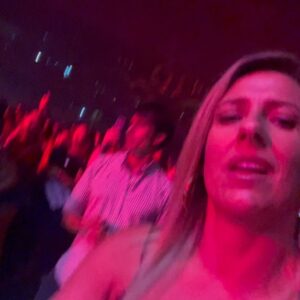 Macarena Tondreau Instagram - Una noche perfecta de @alejandrosanz y mi hermanita @tondreaupau 
Bailamos, cantamos, nos matamos de la risa, terminé dentro de un basurero (por suerte no quedó grabado porque no tenía batería y el celu de mi hermana estaba en el fondo de ese basurero😂😂) Más días para compartir contigo por favooor! Te quiero muchoooo ❤️❤️❤️❤️❤️❤️❤️