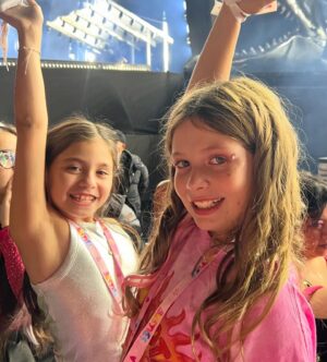 Macarena Tondreau Instagram - Una noche redondita. @karolg una tremenda artista! La producción perfecta. Como siempre orgullosa de @alfalonxo y @bizarrolivecl @gianpierosampieri La Celeste y su amiguita Ame no pararon de cantar y de gritar, estaban felices. Con mis amigas… @alisonmandel @gaby_hernandezp dándolo todo como cabras chicas. @fran_monto y @v___t___m (incluyendo a Clemente…que tiene que haber estado bailando dentro de la pancita❤️)felices!!! Que más se puede pedir. Noche redondita. Seca la Bichota!!
#bichota #labichota #karolg #concierto #conciertos