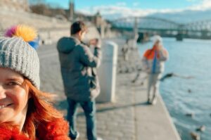 Madalena Brandão Instagram - Em Praga houve muito trabalho, muito frio, sempre com muita parvoíce à mistura. Vem aí um projecto bonito, com pessoas que eu até gosto um bocadinho. Muito, vá! 🎥🎬✨