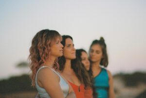 Madalena Brandão Instagram - Acabámos esta semana o filme Penélope. Antes de ser Penélope já teve outros nomes e outras formas, mas o que se manteve até ao fim foi a amizade, o universo feminino e o amor envolvido neste projecto desde o primeiro dia. Obrigada @rita.silvester por seres a primeira a embarcar nesta viagem, obrigada @mariana.norton por escreveres tão bem esta história que tanto queria contar, obrigada @bennyapereira por seres sempre uma super fita cola preta e @margarida_vila_nova_ por comandares esta caravana de forma tão bonita.
Obrigada à equipa de sonho que aqui se juntou, João ❤️ Rosa ❤️ Bica ❤️ Susana ❤️ Cuca ❤️ Lisboa ❤️ Nuxa ❤️ Rita ❤️ Graça ❤️ Filipa ❤️ André ❤️ Manuel ❤️ Pedro ❤️ Daniel ❤️ Bruno ❤️ Marcus ❤️ Duarte ❤️ João ❤️ Inês ❤️
Até já já ✨
@penelope.filme 
@fundacao_gda @municipio.lagoa @municipiodemonchique @vinhoquesefoda @spi.production @ber.liner_creatives 
📸 @a.z.u.k.y (fotos perfeitas 🙏)